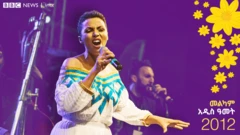 ድምጻዊት ዘሪቱ ከበደ በመድረክ ላይ ሥራዋን ስታቀርብ