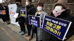 전국카페사장연합회 및 음식점·호프 비상대책위원회 회원들이 19일 서울 서초구 중앙지법 앞에서 12억원 규모의 정부 상대 손해배상청구 소송을 제기한다고 밝히고 있다.