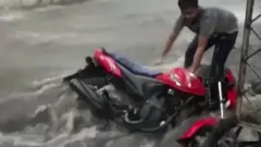 बारिश बाइक