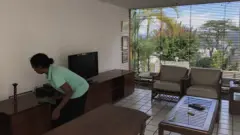 Isabel limpando a casa