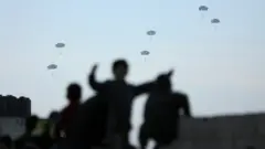 巴勒斯坦人觀看美國軍方在加沙地帶空投援助物資（2024年3月2日）