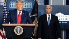 Le président Donald Trump s'exprime lors d'une conférence de presse avec le vice-président Mike Pence