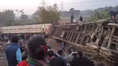 এক্সপ্রেস ট্রেনের দুমড়ে মুচড়ে যাওয়া ক‌'টি কামরা।