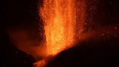 Le volcan Nyiragongo, situé près de la ville de Goma, dans l'est de la RDC, est soudainement devenu actif samedi