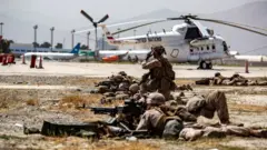 काबूल विमानतळाचा ताबा सध्या अमेरिकेकडे आहे.