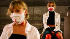 Жіночий перформанс в Польщі проти рішення суду про заборону абортів. Краків, 1 листопада, 2020