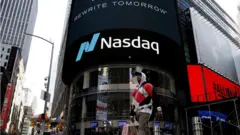 تراجع أسهم آبل وتسلا أدى إلى تراجع مؤشر ناسداك التكنولوجي الثقيل.