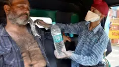হাসপাতালে জায়গা না পেয়ে রাস্তায় অপেক্ষা করছেন একজন কোভিড রোগী