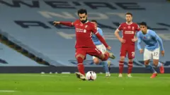 محمد صلاح (يسار)