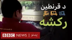 د سري لنکا یوه ۱۵ کلن زلمي د کورونا وېروس مخنیوي قرنطین پر مهال داسې رکشه چمتو کړې چې د لمریزې انرژۍ له لارې چلېږي.