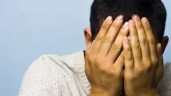 बिनडोक माणसं स्वतःला हुशार समजतात
