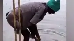 ஒரு கால் மட்டுமே இருந்தும் விடாமுயற்சியுடன் விவசாயம் செய்யும் விவசாயி