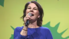 ग्रीन्स की नेता ऐनालेना बेयरबॉक जर्मनी को क़र्ज़ से छुटकारा दिलाना चाहती हैं