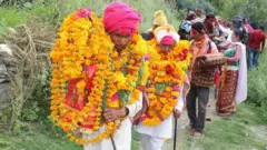दशैँको लागि डोलामा फुलपाती भित्र्याउँदै