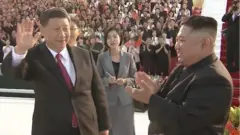 시진핑 중국 국가주석이 2019년 6월 20일 평양 능라도 5·1경기장에서 집단체조·예술공연을 관람한 뒤 손을 흔들고 있다.