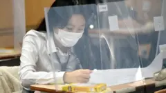 2021학년도 대학수학능력시험을 앞두고 대구지역 고3 수험생들의 마지막 학력평가가 실시된 18일 오전 대구중앙고등학교 3학년 교실에서 수험생들이 시험에 집중하고 있다