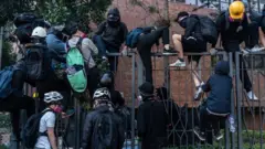 Los manifestantes han realizado numerosos intentos por abandonar el campus sin ser atrapados por la policía.