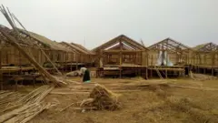နေရာအသစ်ချပေးမယ့် စခန်းမှာနေမယ့်သူတွေ အတွက် အိမ်တွေဆောက်ပေးနေ