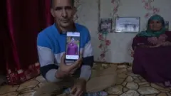 منظور احمد اور ان کی اہلیہ عائشہ