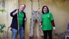 James Joseph Kendall, người sáng lập ra Keep Hanoi Clean, và sống ở Hà Nội 7 năm qua, nói anh đã nghĩ đến việc chuyển đến một thành phố khác nếu tình trạng ô nhiễm không khí trở nên quá trầm trọng.