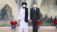 وزير خارجية الصين والملا برادر