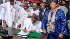 Aarẹ Buhari lasiko to n fi ọwọ si adehun naa
