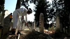 أصحاب الخوذ البيضاء في سوريا ينقلون جثثا دفن أصحابها بعد موتهم بفيروس كورونا، فيما يستعد يهود إسرائيليون بصلاة أخيرة قبل الإغلاق