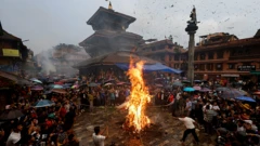 घण्टाकर्ण पर्वका बेला भक्तपुरमा घण्टाकर्ण जलाइएको यो तस्बिर पनि बीबीसीको रोजाइमा परेको छ। यो साङ्केतिक रूपमा राक्षसलाई समाप्त पार्ने पर्व हो।