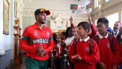 জনপ্রিয়তার কারণে বিভিন্ন প্রতিষ্ঠানের শুভেচ্ছা কিংবা পণ্য দূত হতে সাকিবের চাহিদা ছিলো ব্যাপক