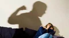 رجل يضرب امرأة