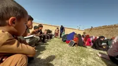 په افغانستان کې د تعلیم یوه فعال ځوان په کلیوالو سیمو کې لسګونه زدکوونکو ته وړیا ټولګي جوړ کړي.