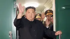 金正恩在離開朝鮮平壤前往俄羅斯之前從專列上揮手致意