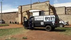 Carro de polícia em frente a presídio de onde fugiram 76 pessoas ligadas ao PCC