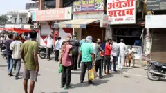 દારૂની દુકાનો પર ભીડ