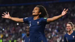 Wendie Renard w'Ubufaransa yishimira igitego yatsinze kuri penaliti