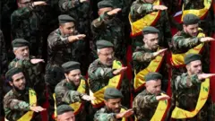Miembros de Hezbolá en Nabatieh, al sur de Líbano.