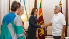 එක්සත් ජනපදයේ දකුණු සහ මධ්‍යම ආසියානු කටයුතු පිළිබඳ සහකාර රාජ්‍ය ලේකම් ඇලිස් වෙල්ස් ජනාධිපති ගෝඨාභය රාජපක්ෂ සමඟ