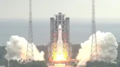 La fusée Longue Marche 5B transportant le module central de la station spatiale chinoise, lancée depuis le site de lancement d'engins spatiaux de Wenchang le 29 avril 2021.