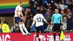 احتفل كين بهدفه بشكل ملحوظ