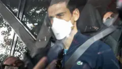 Novak Djokovic saliendo del Park Hotel, el 16 de enero de 2022 en Melbourne, Australia.