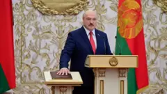 Aleksander Lukaşenko, Çarşamba günü halka önceden duyurulmayan bir törenle yemin ederek göreve başladı