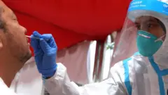Tenaga kesehatan melakukan tes usap kepada seorang warga di Kendari, Sulawesi Tenggara, Kamis (1/7/2021).