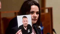 Светлана Тихановская с фотографией мужа