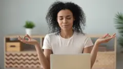 Mujer meditando