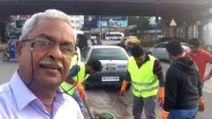 తిలక్ తాను చూసిన ఘటనలకు చలించి స్వయంగా రోడ్లు బాగు చేసే పని ప్రారంభించారు