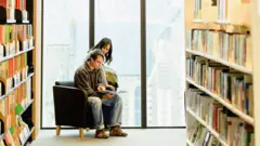 شخصان في مكتبة
