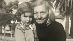 লেইয়া উপি তার দাদীর সঙ্গে