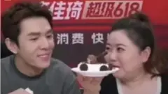 畫面顯示，這款給他帶來麻煩的冰淇淋被放置在一個盤中，白色的冰淇淋上嵌有兩個圓形餅乾，頂上似乎是一根巧克力棒。而他和另一名女主播正興高采烈地介紹。