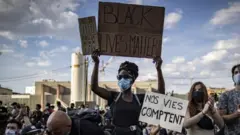 Des manifestants ont tenu des pancartes "Black Lives Matters" lors d'un rassemblement à Paris, en France