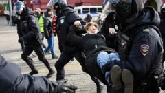 Polisi Rusia membawa warga yang menentang perang